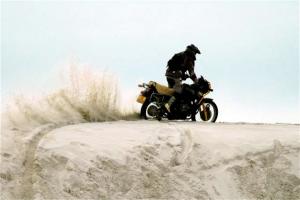 Paul Truter on Skapie: executing a turn at the top of the dune on an R80GS