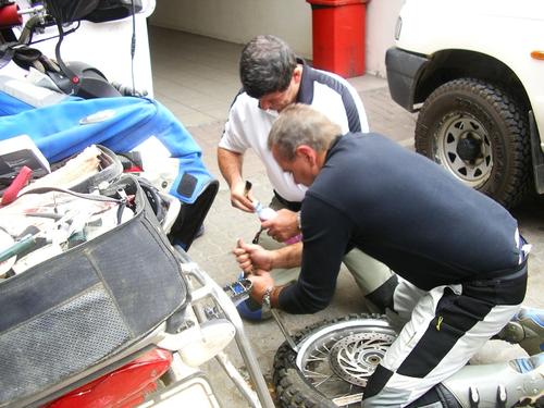 Ronnie & Neil know how to fix Tanya's puncture: Ehm - there was a HiQ or Trentyre just next door!